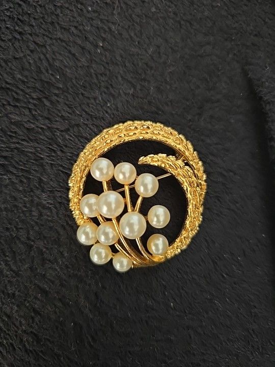 Vtg. Crown Signed Trifari Gold tone Spiral Round Faux Pearls Flower Brooch/Pin Very Rare!