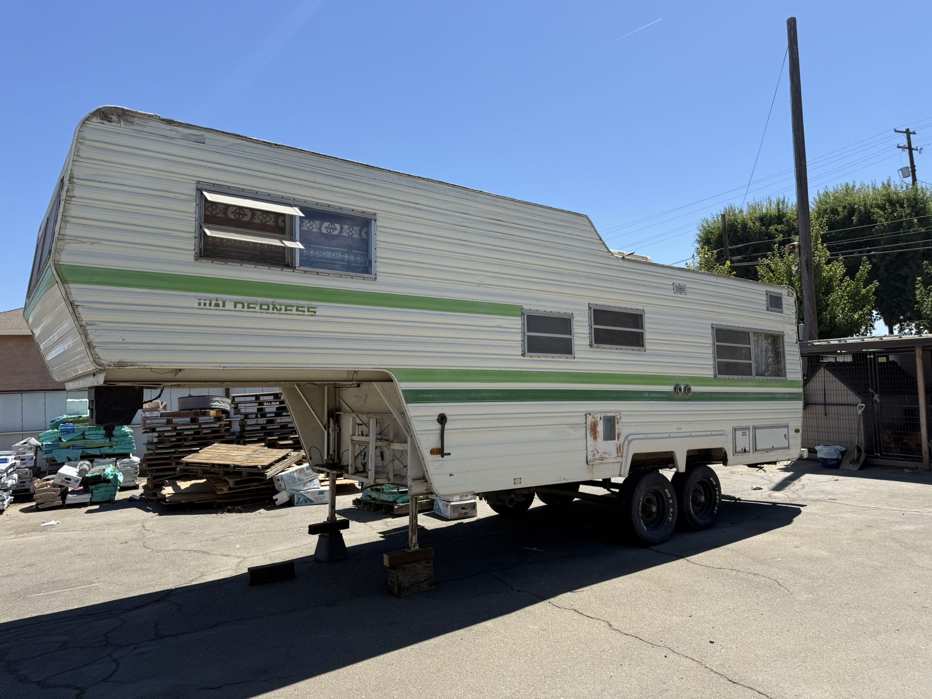 Fifth wheel Trailer