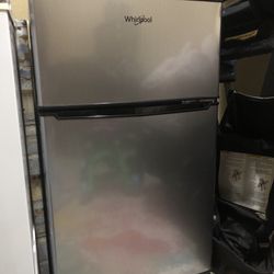 Whirlpool mini Fridge/freezer