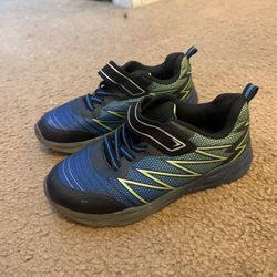Boys Size 4 Light Up Shoes