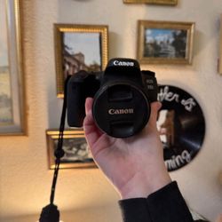 CANON 77D - DSLR CAMERA 