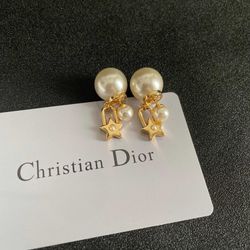 A classic women's earrings