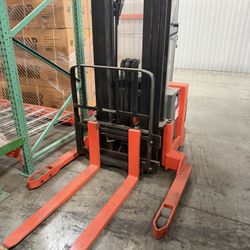 2021 TOYOTA ELECTRIC 3 STAGE STACKER NARROW AISLE/Walkie stacker
