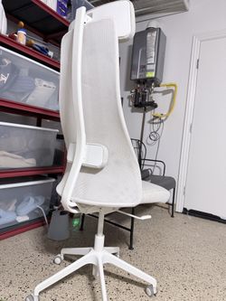 White Ergonomic Office Chair with Headrest – Mesh Back
