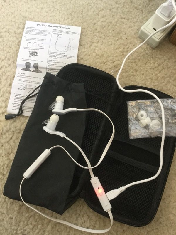 Bluetooth earbuds with USB cord and travel case / Very nice new 😁👍