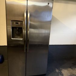 GE Stainless Steel Side-by-Side Refrigerator – Excellent Condition