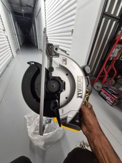 DEWALT 20V Brushless Circular Saw