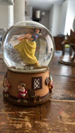 Snow White snow globe