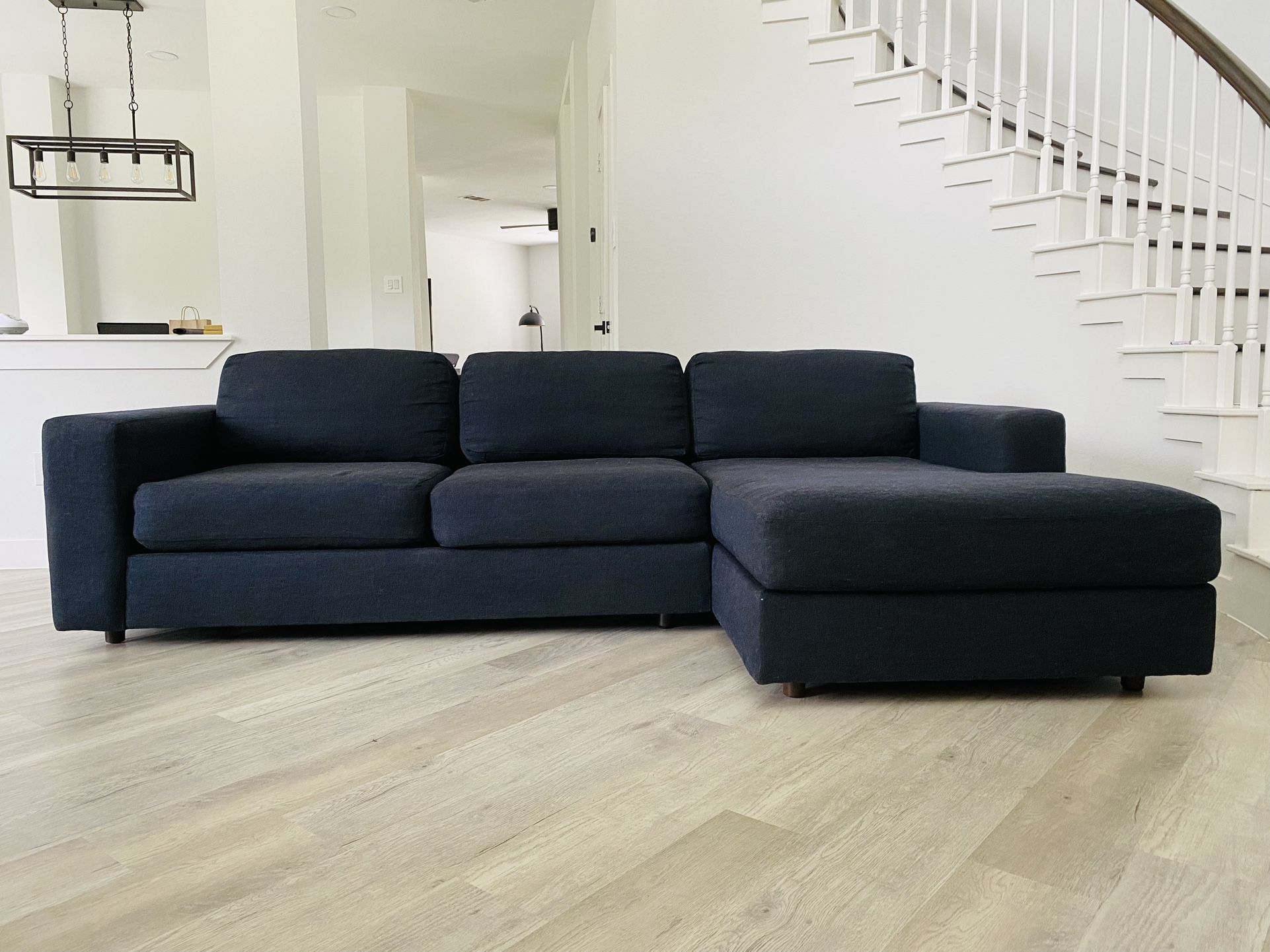 West Elm Urban Chaise Sectional 106” (FREE DELIVERY)