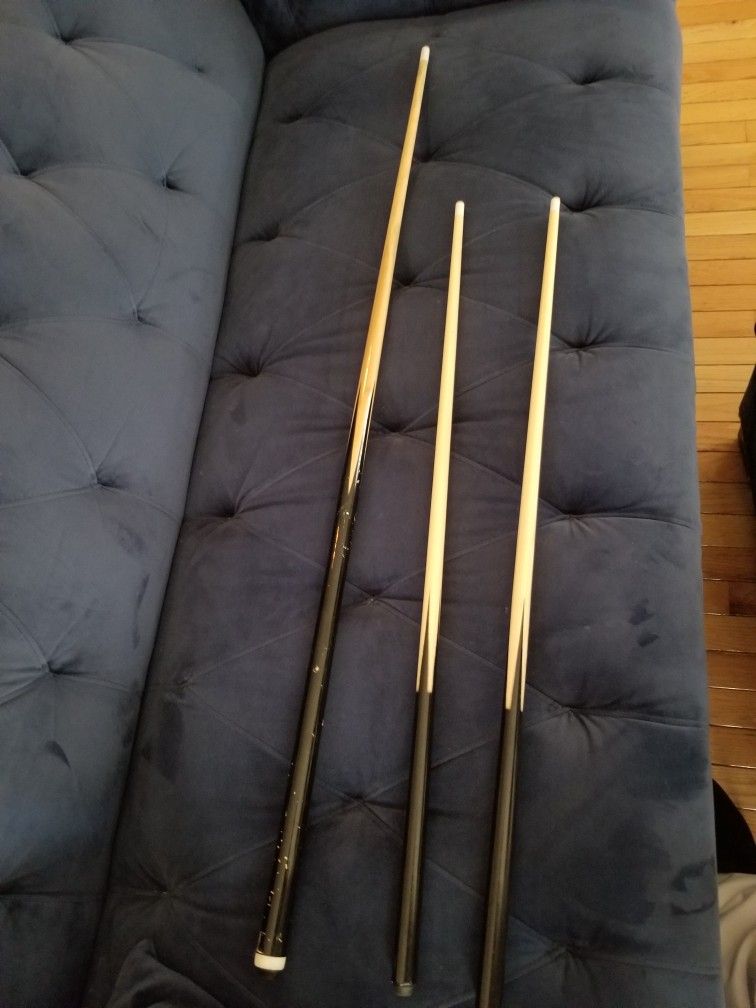 3 Pool Sticks