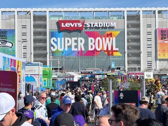 Seahawks Vs Cardinals 3 Tickets 45 Yard Line section 310 $295  OBO
