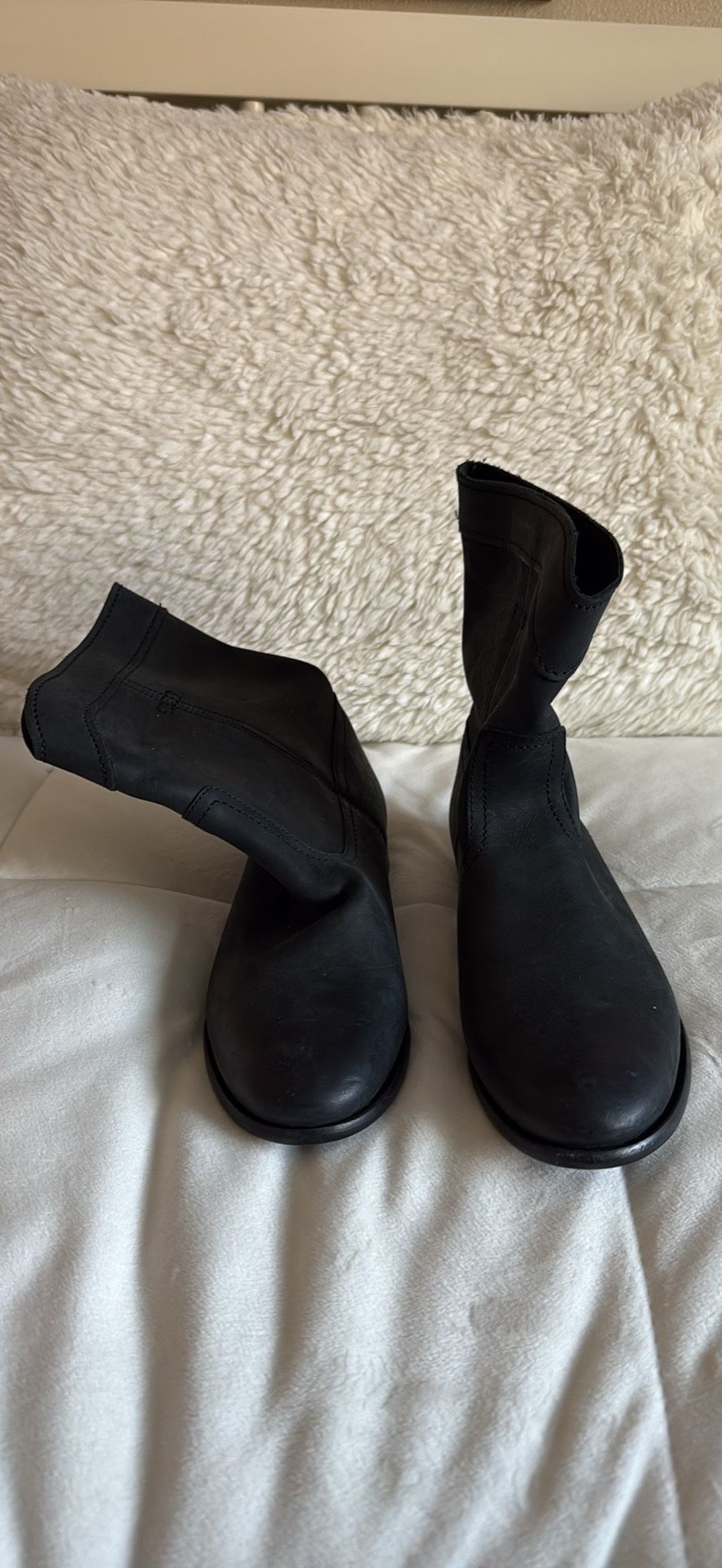 Frye Womens Cara Suede Short Bootie Black Boots