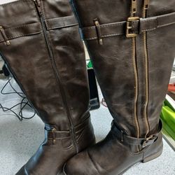 Woman's Boots  8 1/2