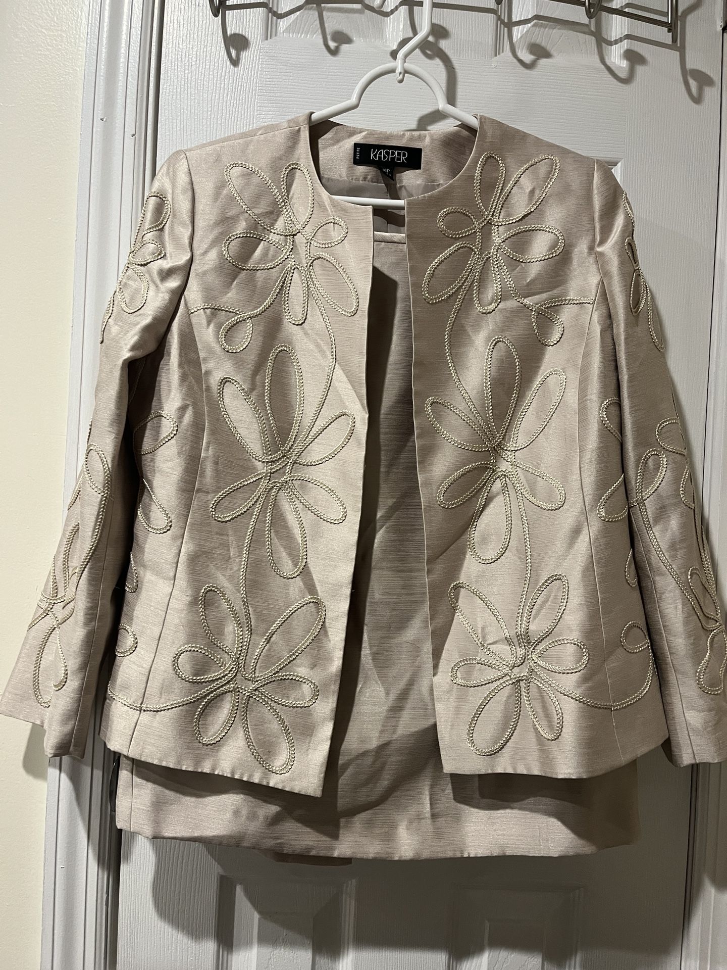 Kasper Embroidered 3 pieces suit size 14P New w tags