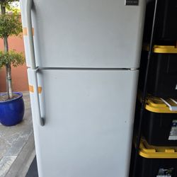 Frigidaire Top-Freezer Refrigerator