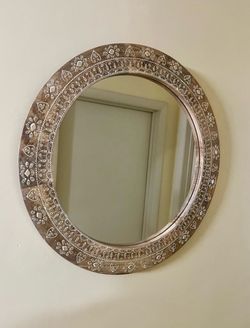 Large size 30” round wall mirror details in photos pickup Gaithersburg md20877