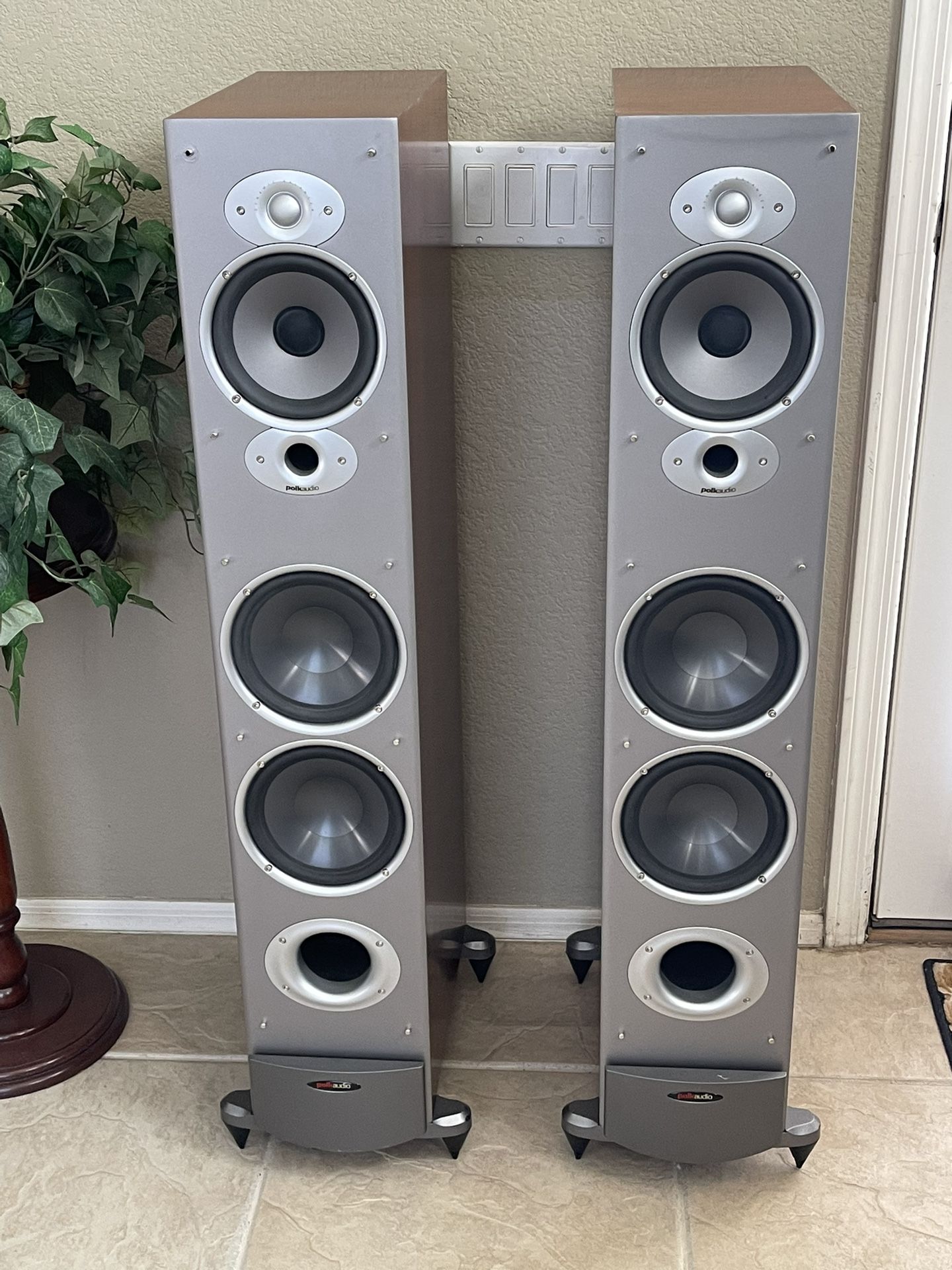 Polkaudio Speakers Model RTi10