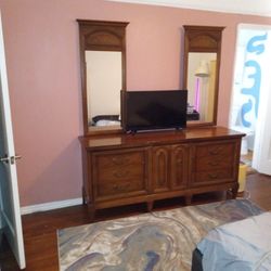 Dresser with 2 vanity mirrors
