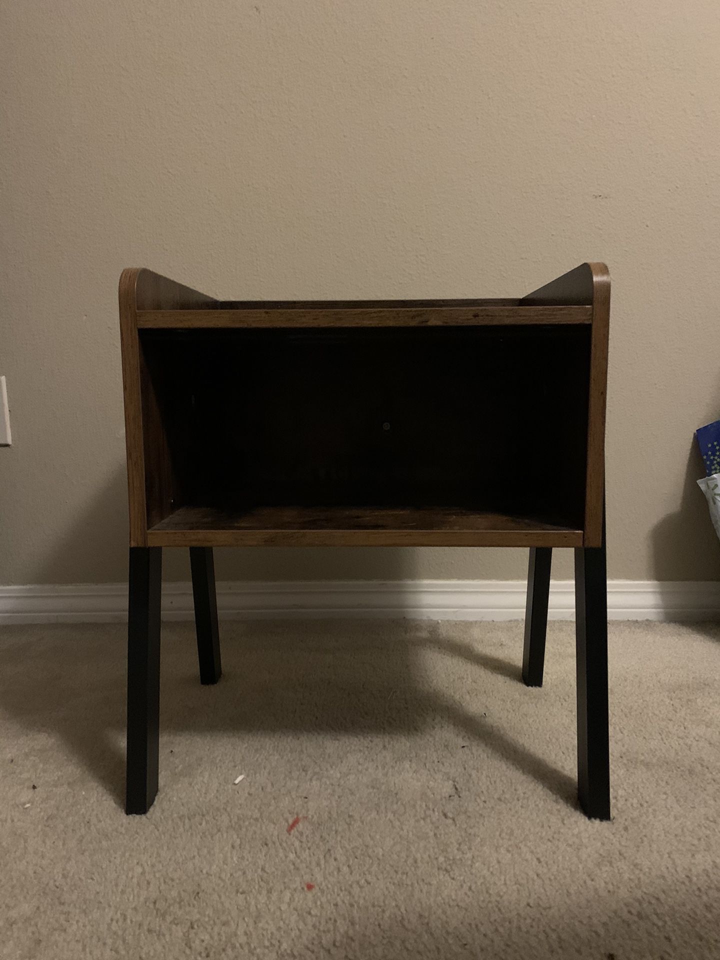 End table/nightstand