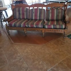 CARVE WOOD COUCH / VERY CONFORTABLE 