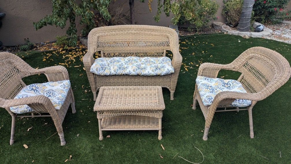 Wicker Bench with Cushion - excellent Condition 