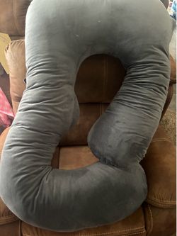 Pregnancy pillow (barely used )