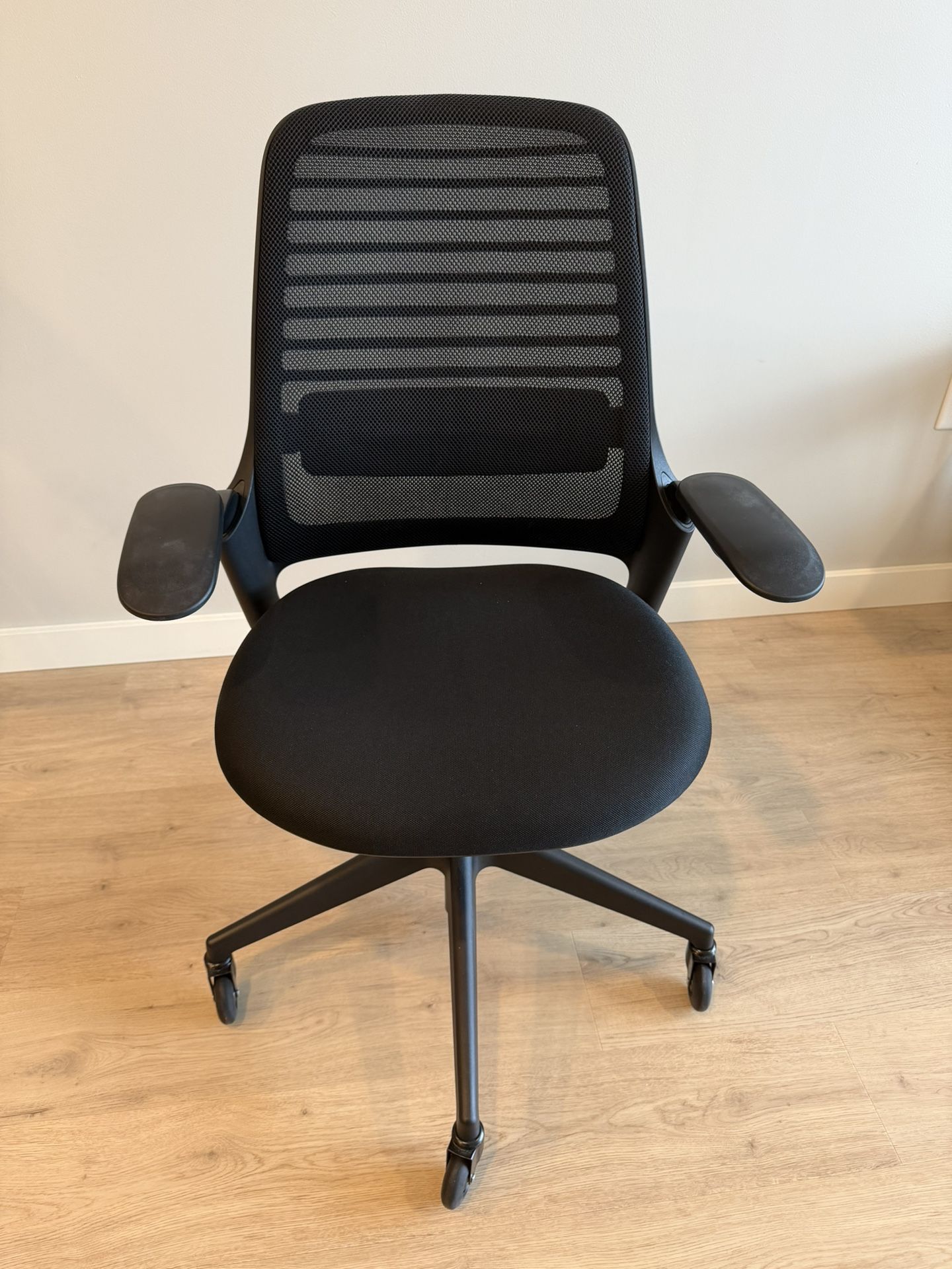 Steelcase Series 1 Office Chair - Lightly Used & Smoke-Free