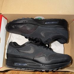 “PRE OWNED AIR MAX 1”