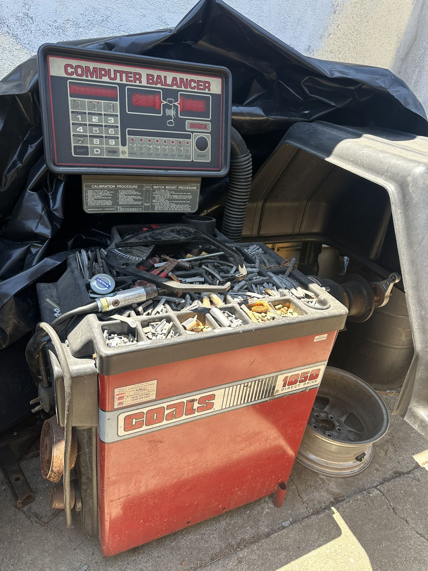 Coats, tire machine, and balancer