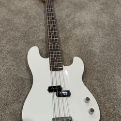 Bass Guitar-Fender Aerodyne