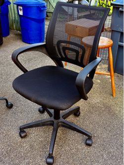 Black rolling desk chair