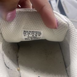 Shoes/sneakers/tennis