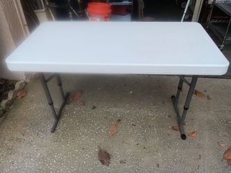 This a 4ft by 2ft collapsible white top table. Great condition. Selling for $20