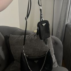 PR@D@ black purse!