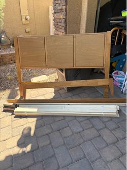 WOODEN QUEEN BED FRAME IN GREAT CONDITION $55