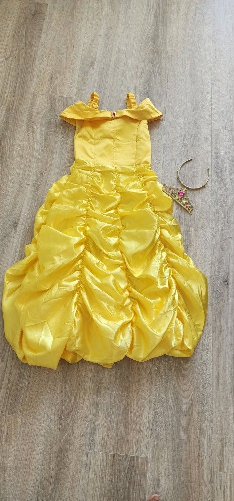 Princess Belle beauty halloween costume layered cosplay long dress with tiara
Size 6
Condition very good used once
Small mark  see pic.
No returns 
Fe