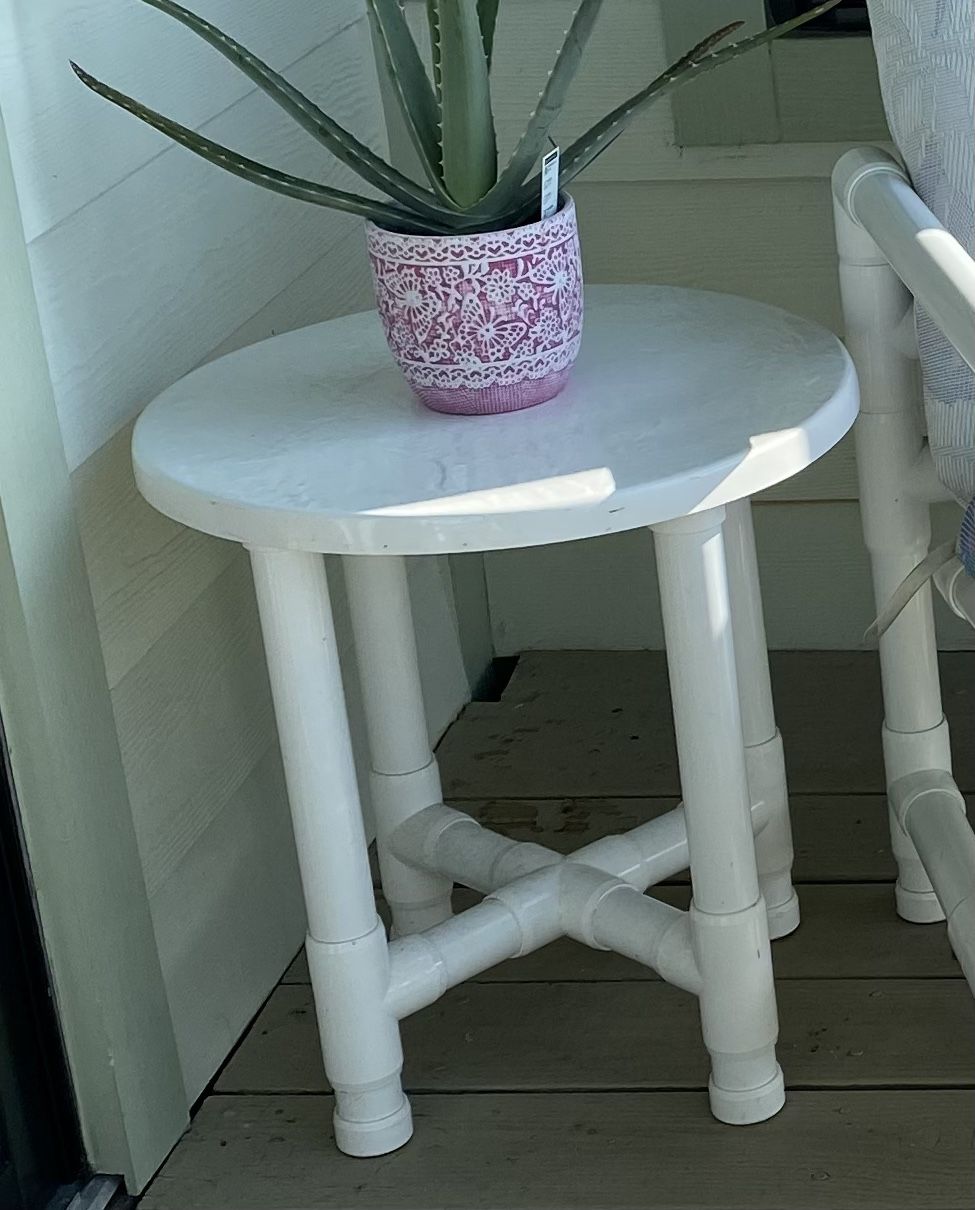 Palm Casual Small  Side Table In Good Condition 