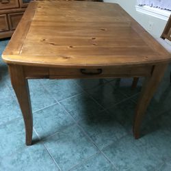BEAUTIFUL  SOLID WOOD  DINNER  TABLE  WITH 4 CHAIRS