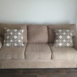 3 Seater Couch With 2 Side Pillows.