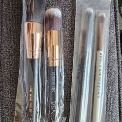 4 Random Make Up Brushes 