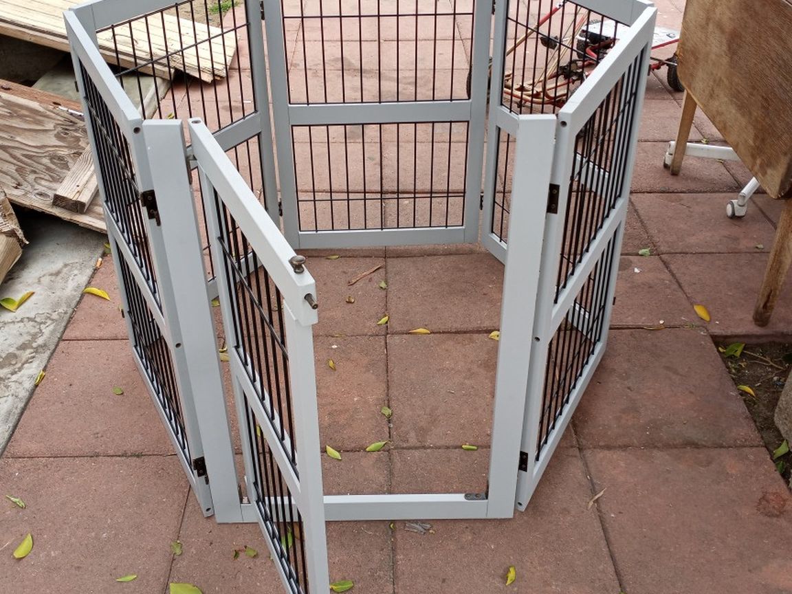 6 panel adjustable dog gate.