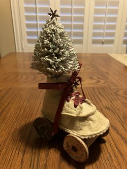 Vintage-Look Skate With Christmas Tree 