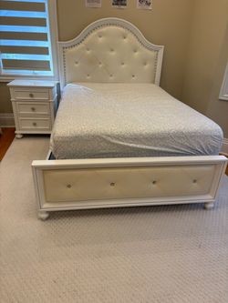 Beautiful 3 Piece bedroom set, includes full bed, matching night table with custom knobs and full length wall mirror. Sturdy and great quality