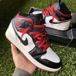 Jordan 1 Mid ‘Gym Red Black Toe’