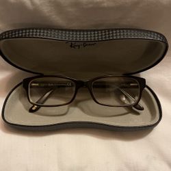Women’s Ray ban Prescription eyeglass frames, With case, asking 50% off from the Pair included With My Pictures 