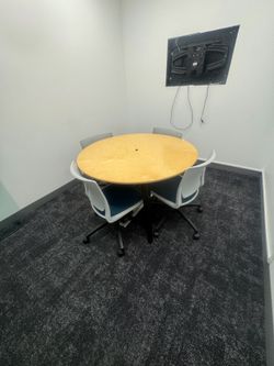 Knoll 4’ round meeting table and chairs