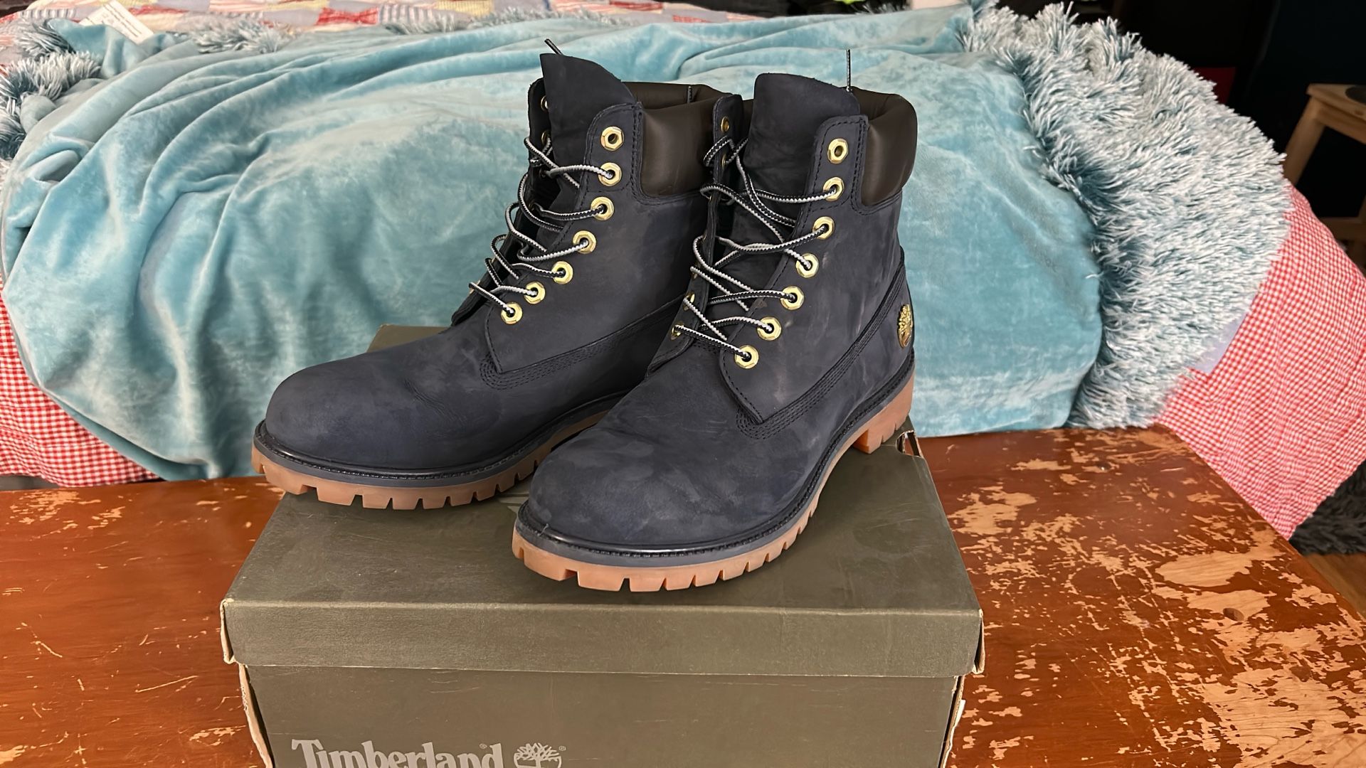 Men’s Size 9.5 Timberland Boots-Dark blue