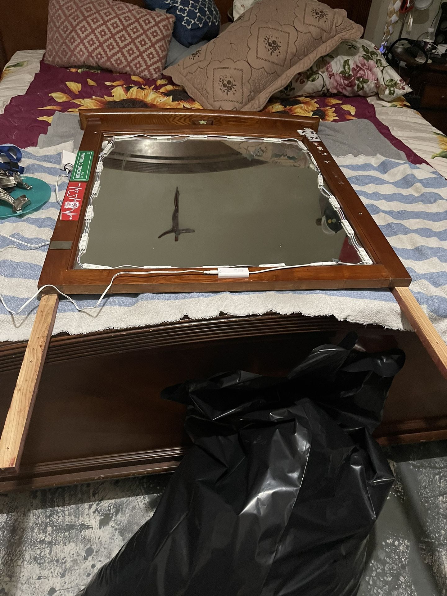 Vendo Este Cajon De Madera Con Espejo Luzes LED