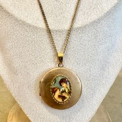 👩❤️👨 Beautiful vintage gold tone courting couple cameo locket pendant necklace