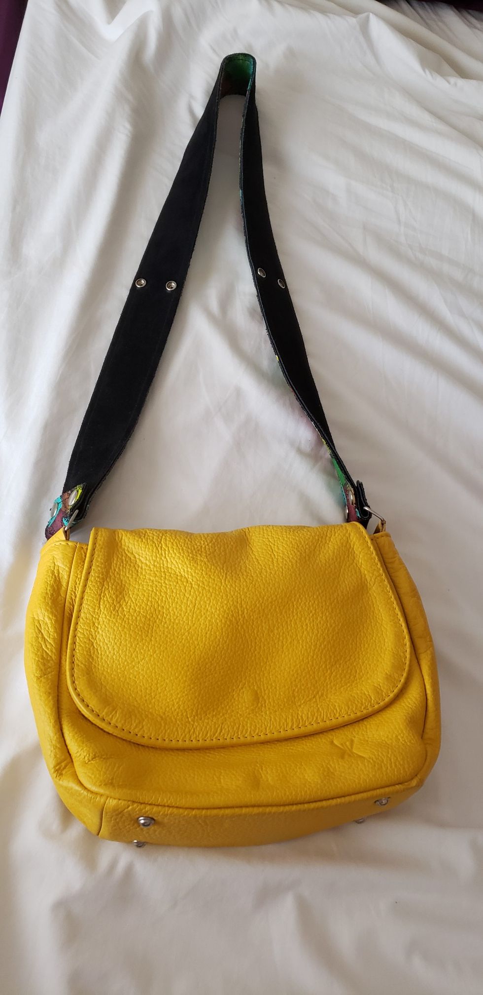 Elegante bolsa 100% piel genuina amarillo hermoso